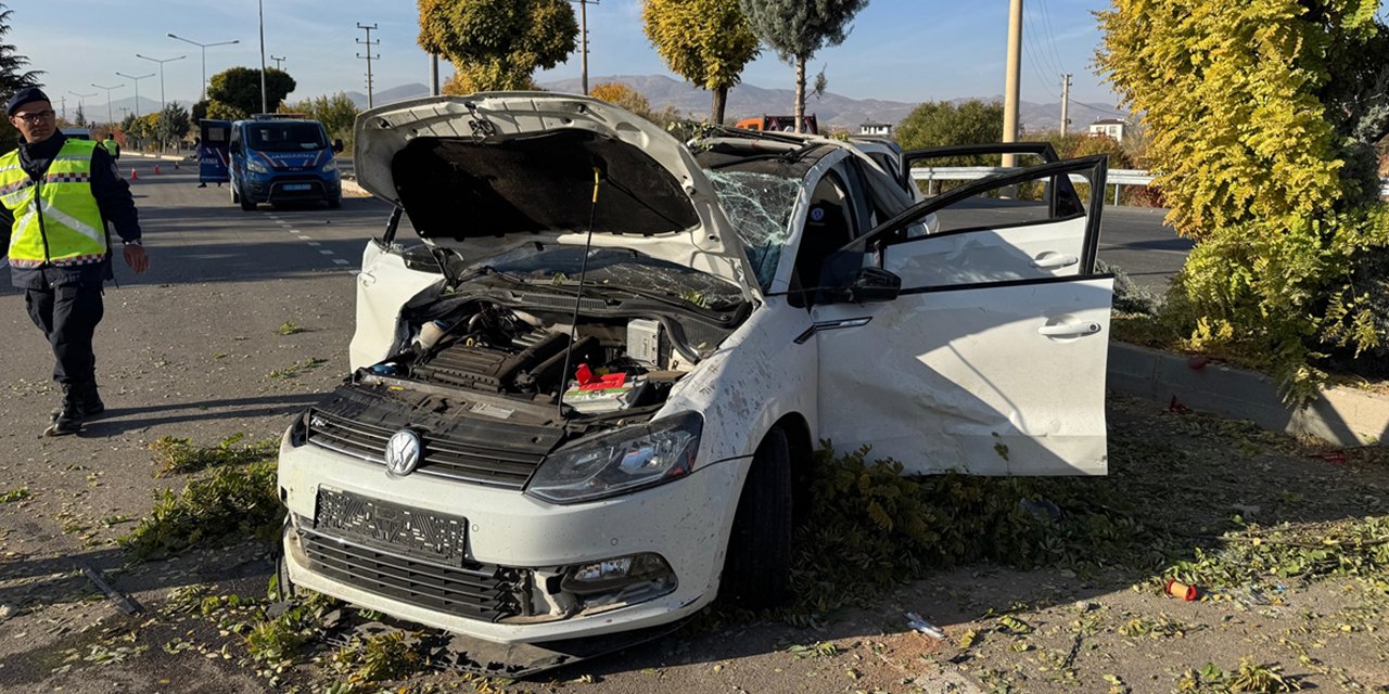 Aydınlatma direğine çarpan otomobildeki 6 kişi yaralandı