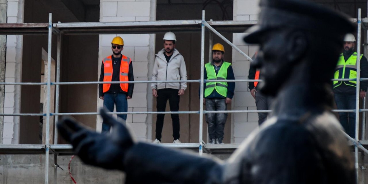 İskele üzerinde Ata’ya saygı duruşu