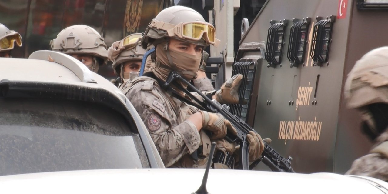 Silahlı adam apartmanı ayağa kaldırdı! Etrafı Özel Harekat Polisleri sardı