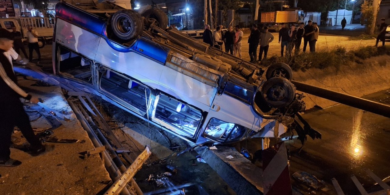 Otomobille çarpışan minibüs sulama kanalına devrildi: 11 yaralı