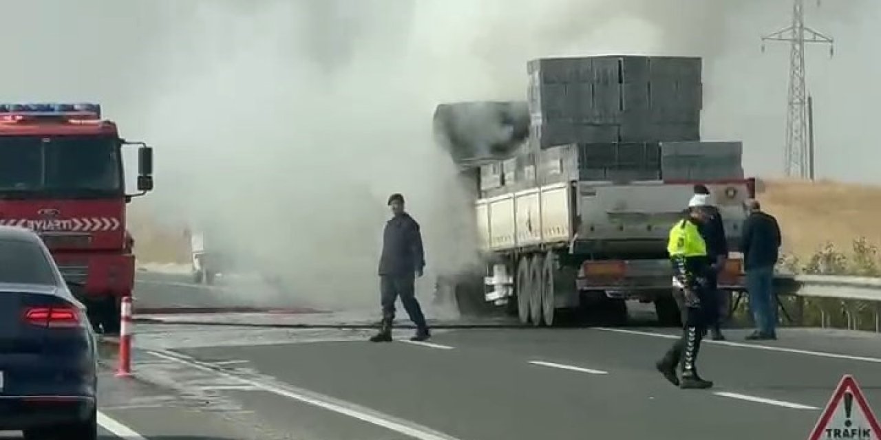 Alev alan TIR, trafikte korku dolu anlar yaşattı