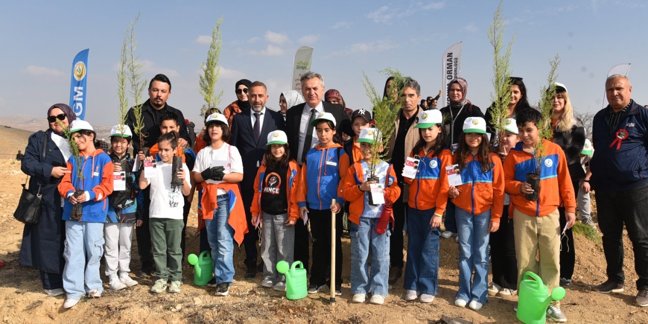 Konyalı öğrencilerden örnek hareket! Doğayı yeşillendirmeye devam ediyorlar
