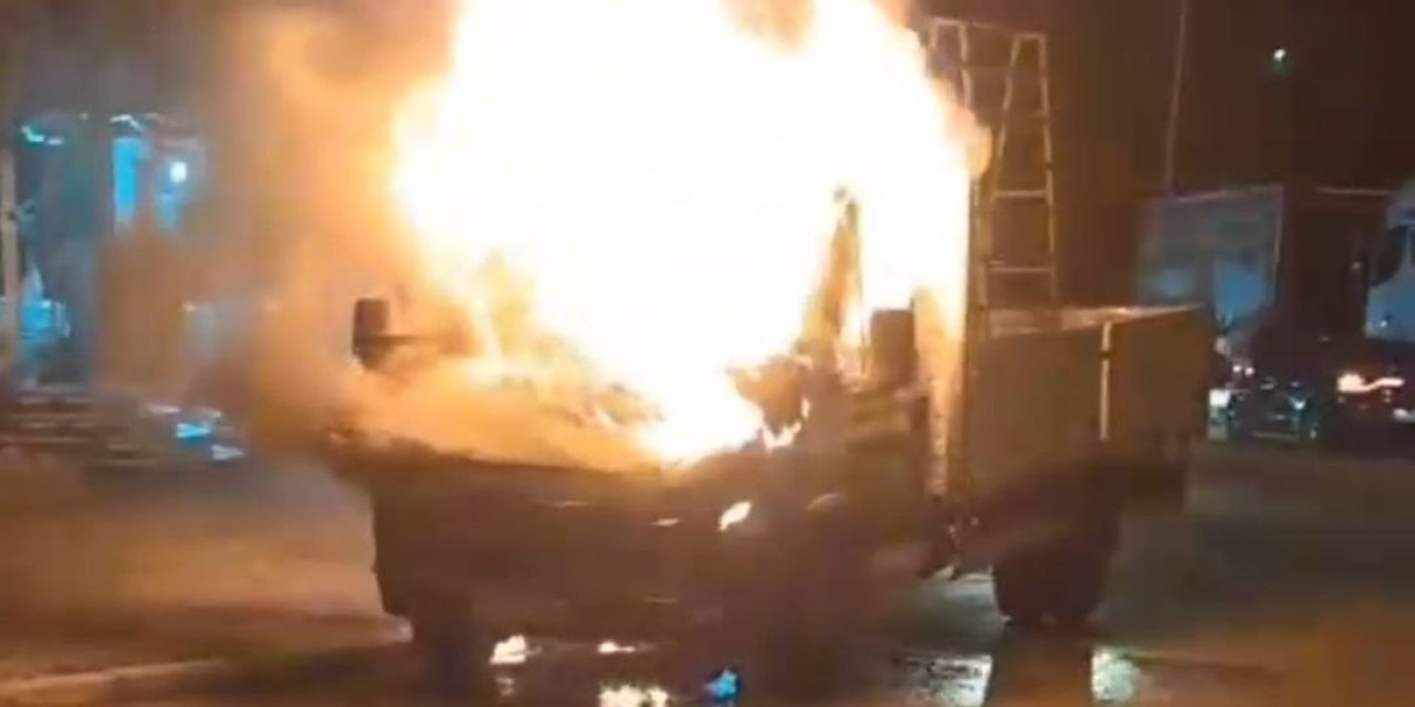 Park halindeki kamyonet cayır cayır yandı