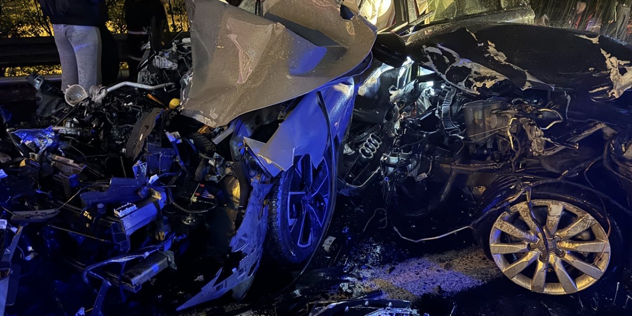 Zincirleme kazada araçlar kağıt gibi ezildi! 2’si ağır 6 yaralı var