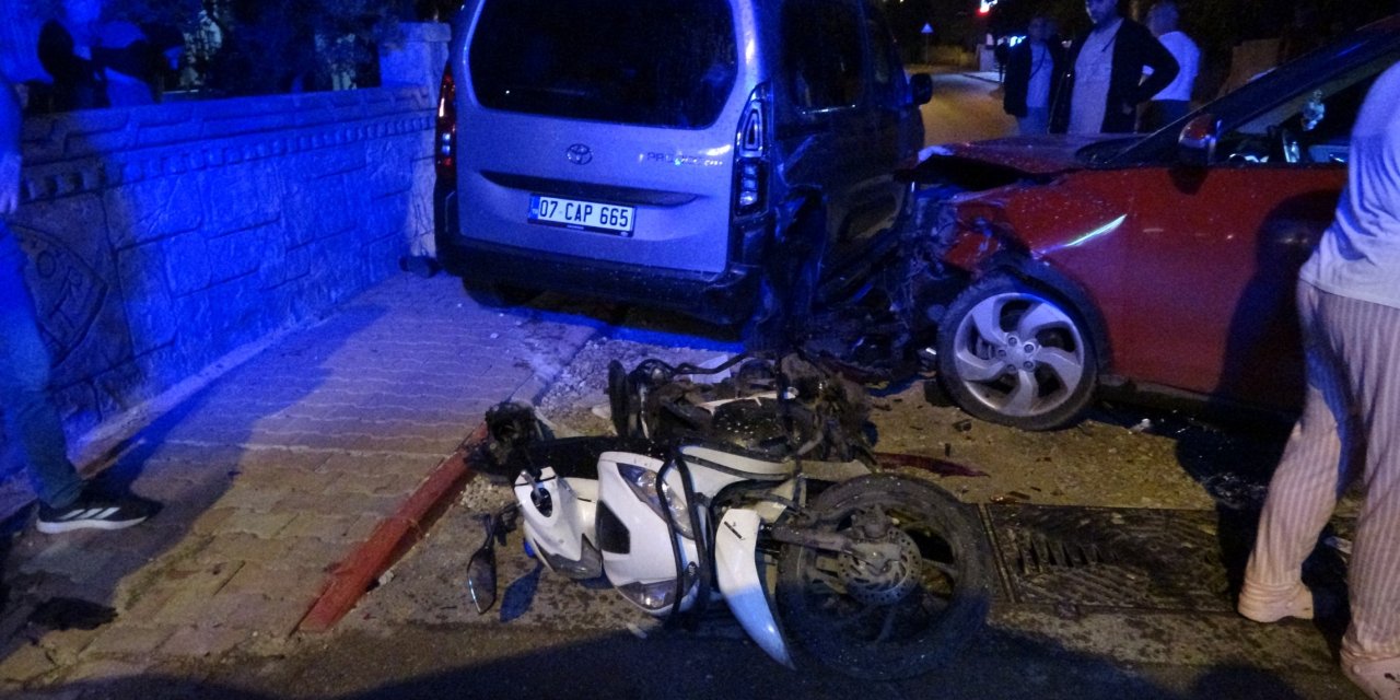 İki aracın arasında sıkıştı! Feryadı mahalleyi inletti