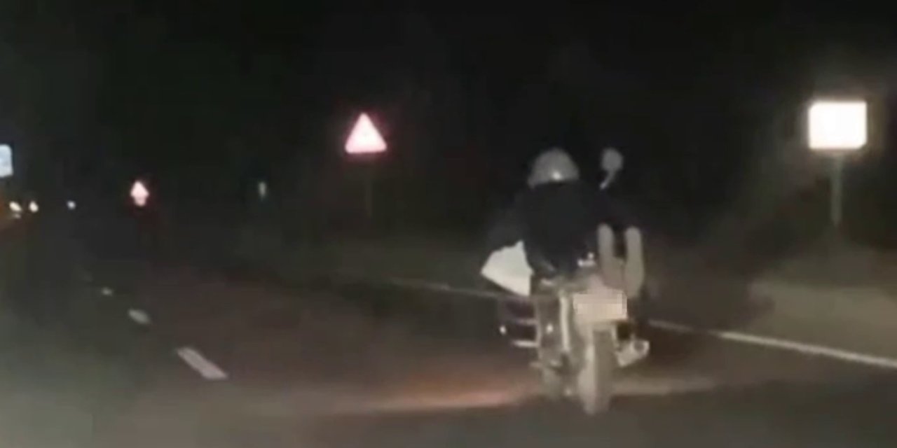 Yatarak motor kullandı! Aldığı cezalar dudak uçuklattı