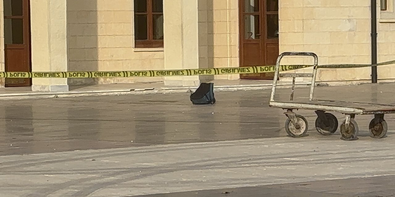 Tren istasyonunda bomba paniği! Sloganlar atarak çantayı bırakıp kaçtı