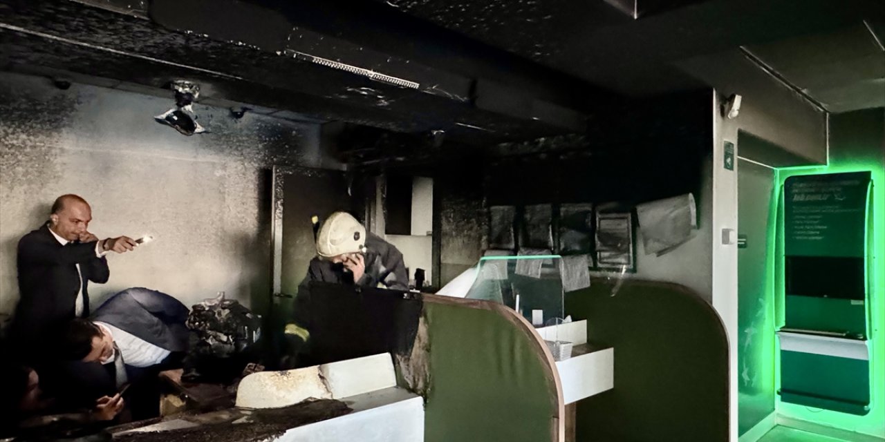 Bankada şüpheli yangın! Ekipler içeriye zor girdi