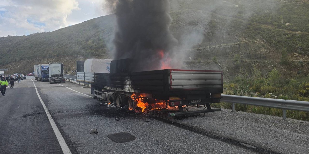 Konya - Antalya yolunda mermer yüklü TIR alev aldı