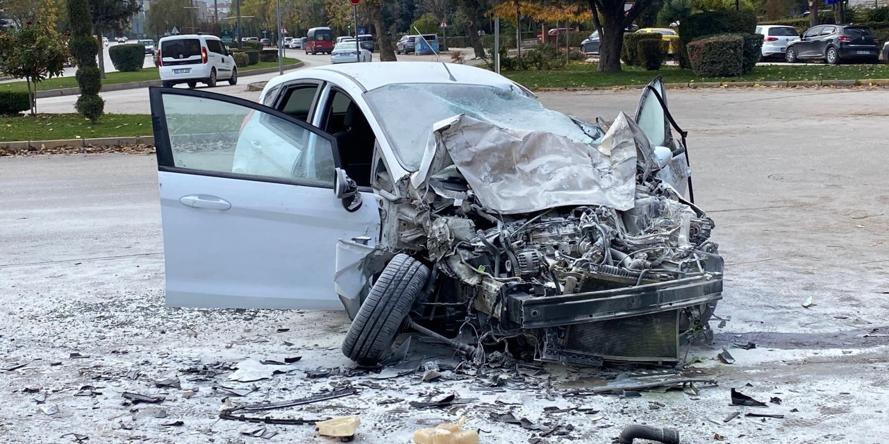 Otomobil alev aldı! 70 yaşındaki kadın sürücü öldü