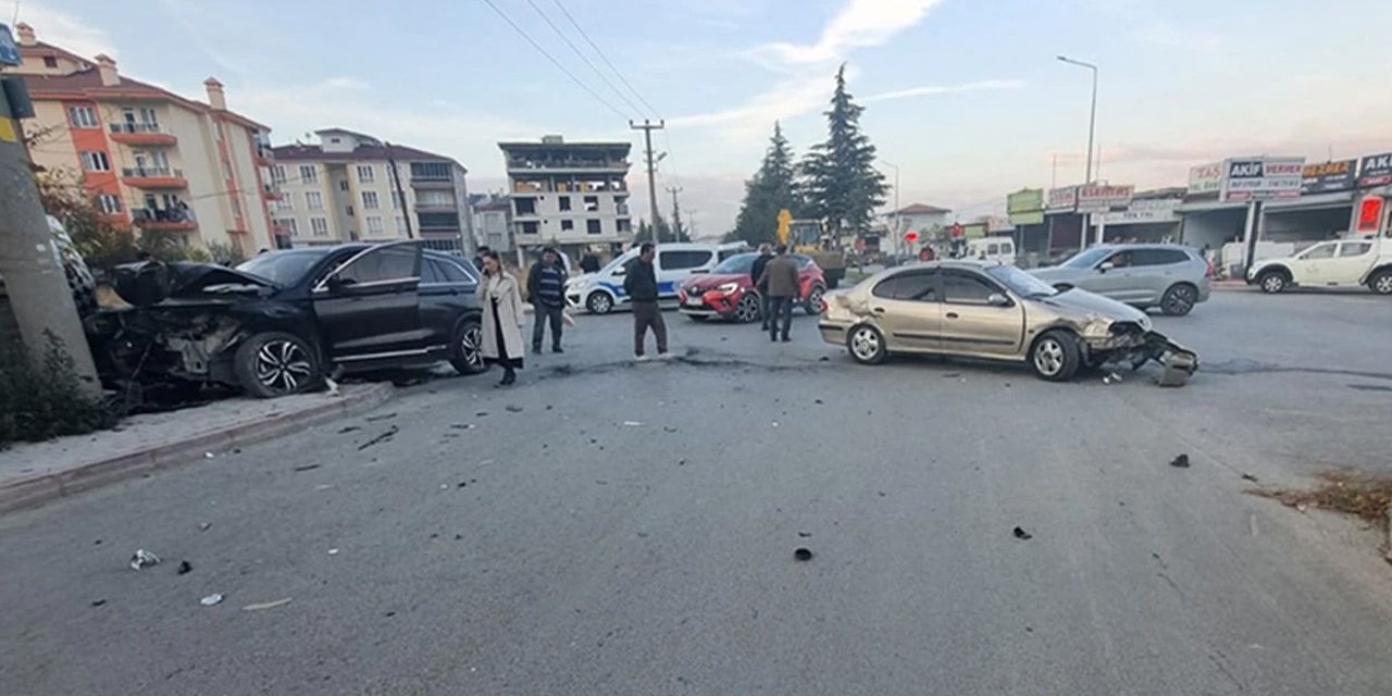 Konya’da kavşakta iki araç çarpıştı! 6 yaralı var