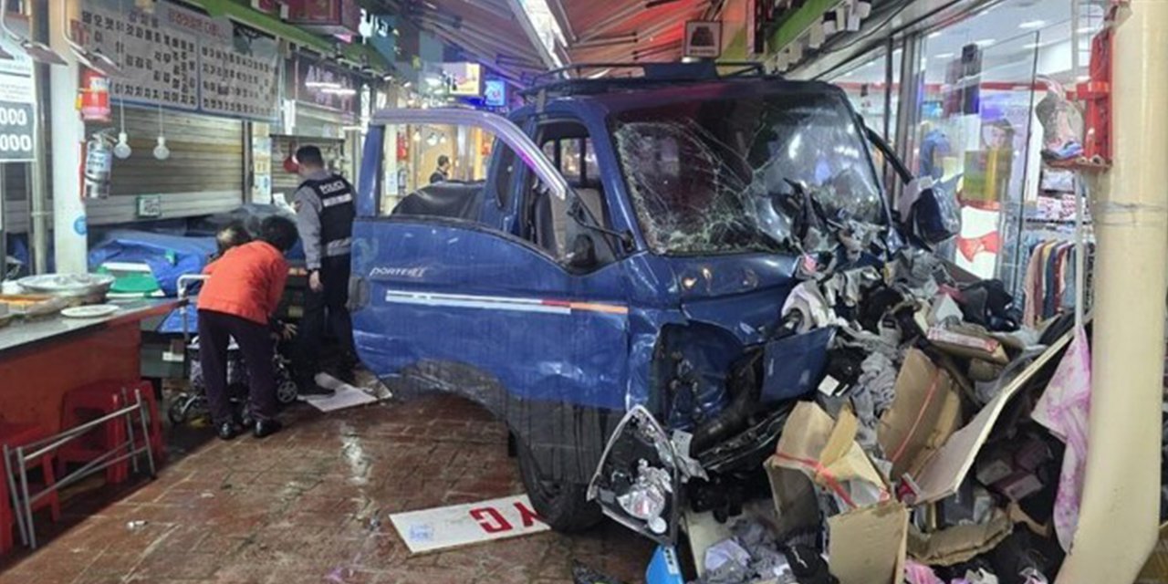 Araç pazar alanına girdi! 2 ölü, çok sayıda yaralı var