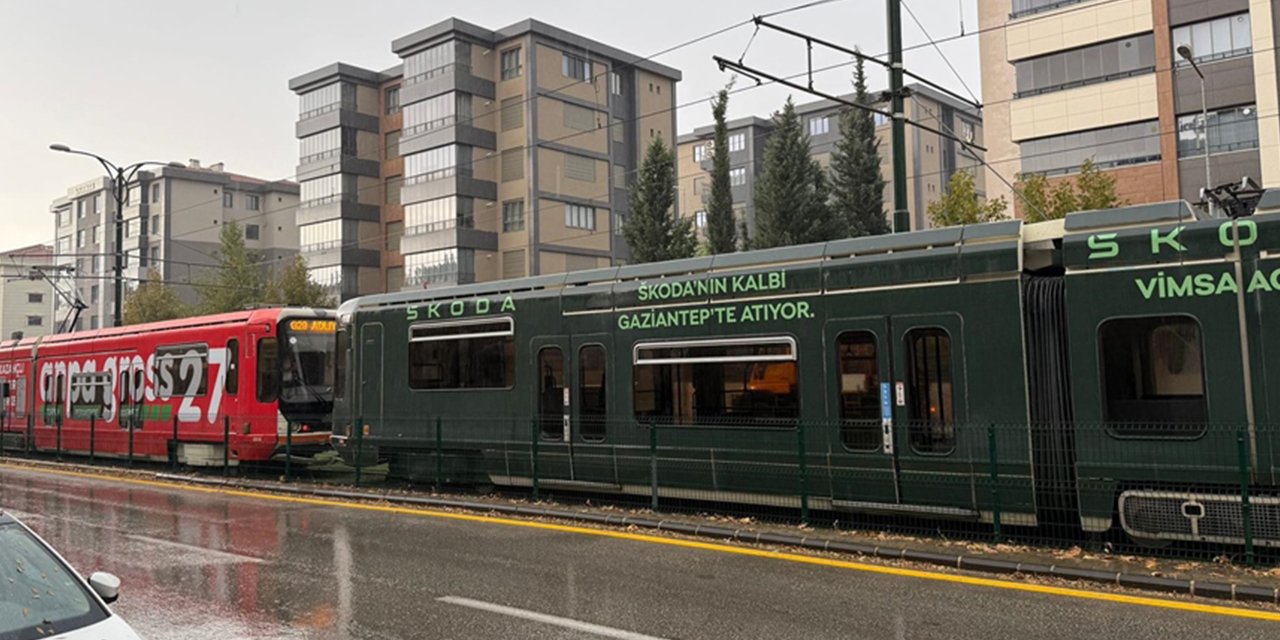 Yüzlerce yolcunun olduğu tramvaya yıldırım düştü