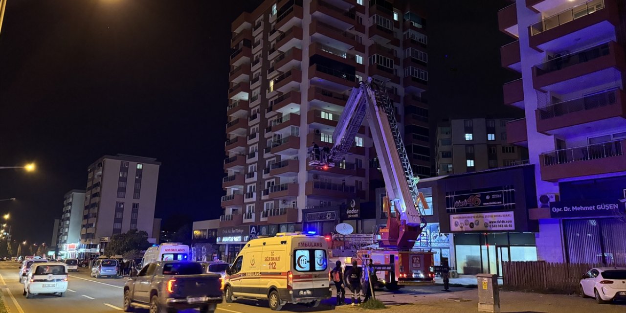 Site otoparkında arabalar alev aldı, 18 kişi dumandan etkilendi