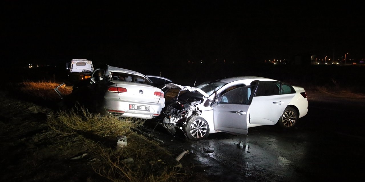 İki otomobil çarpıştı, yol savaş alanına döndü! 3 ölü, 6 yaralı var