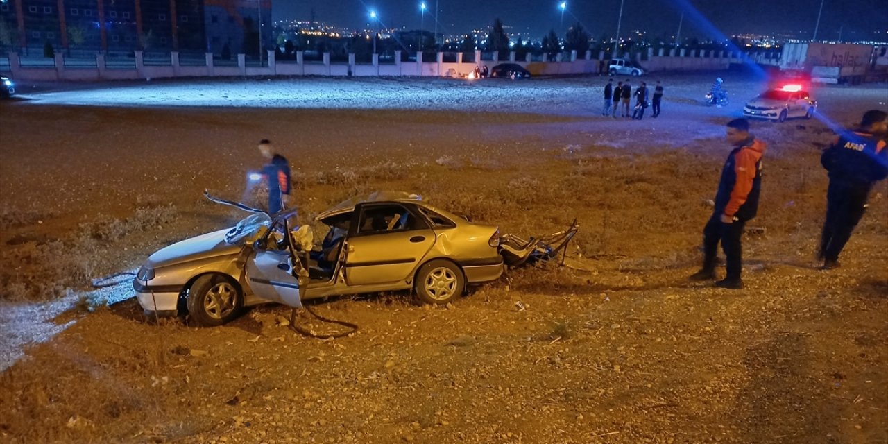TIR’a çarpan araç bu hale geldi, 2 çocuk hayatını kaybetti