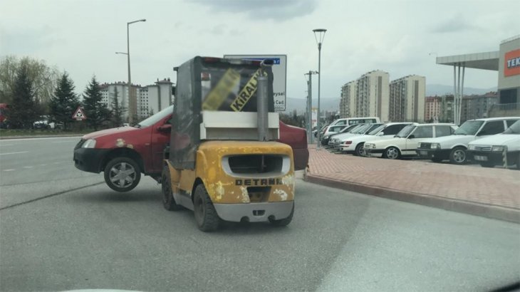 Konya'da forklift ile caddede otomobil taşındı! İşte o anlar...