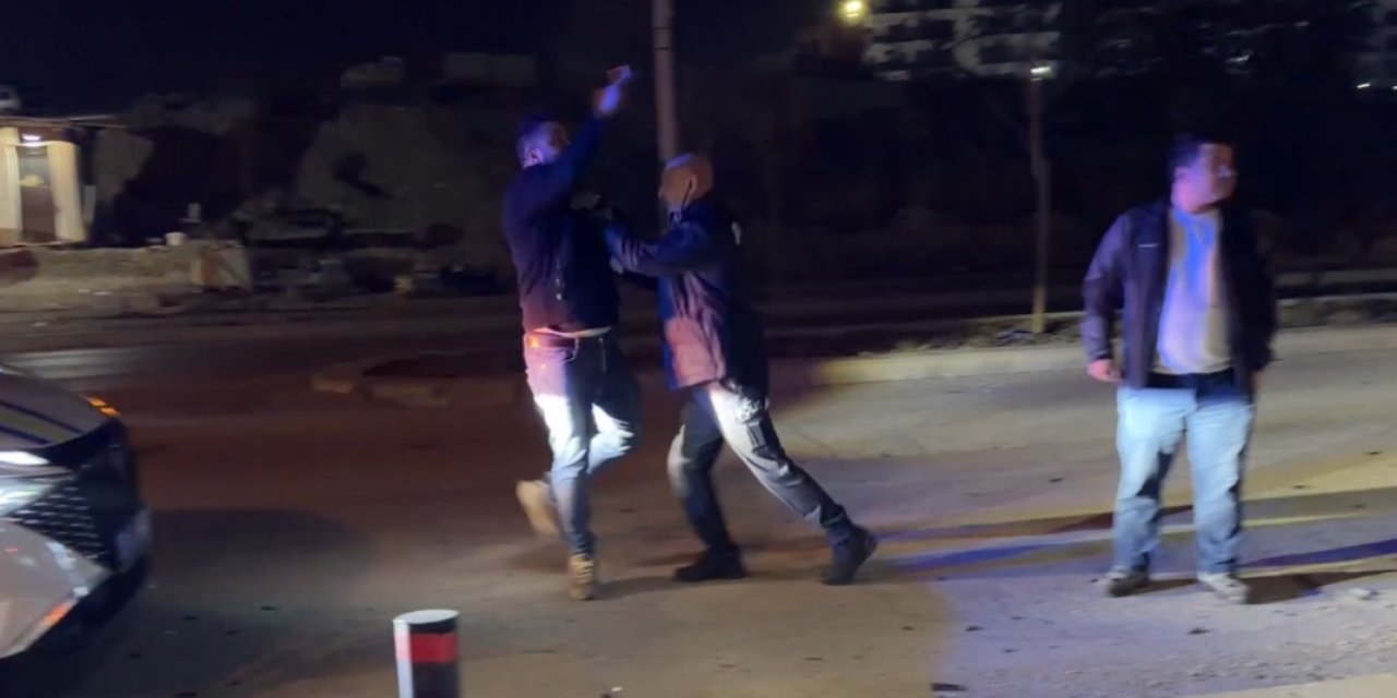 Tanıdıklar kazada çarpıştı! Üstüne bir de kavga etti