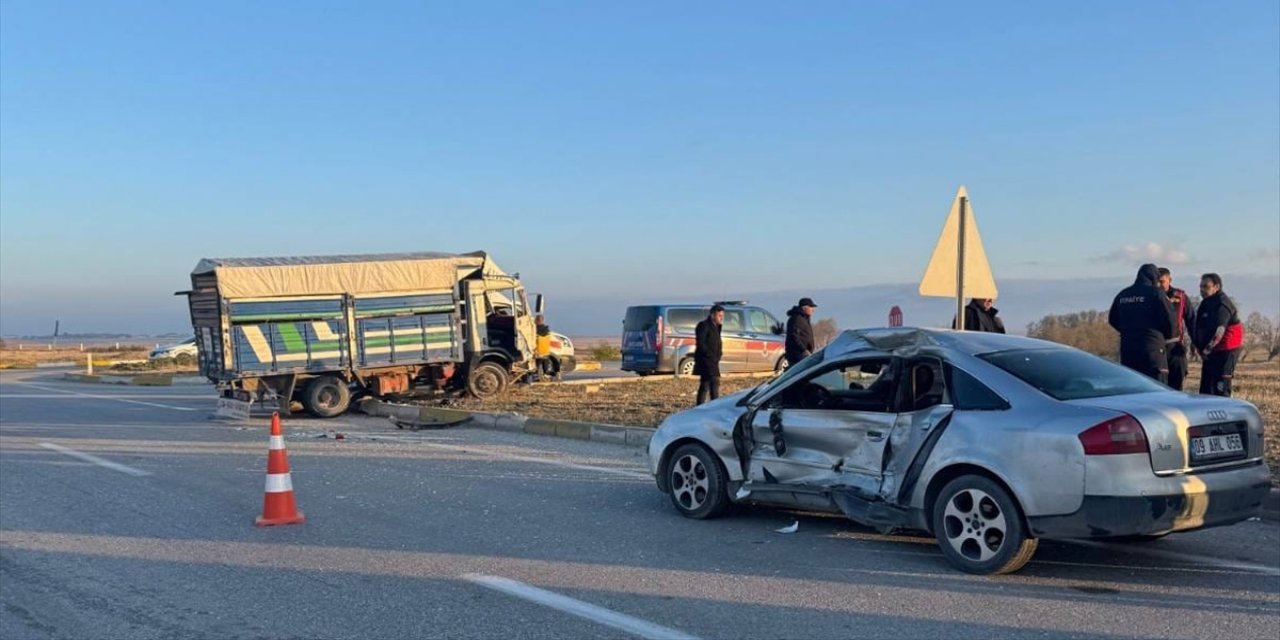 Konya yolunda kaza! Kamyonet ile otomobil çarpıştı, 6 yaralı var