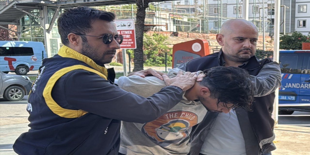 Kaldırımda yürürken yumruk yedi, yüzü kesildi! O anlar kameralarda