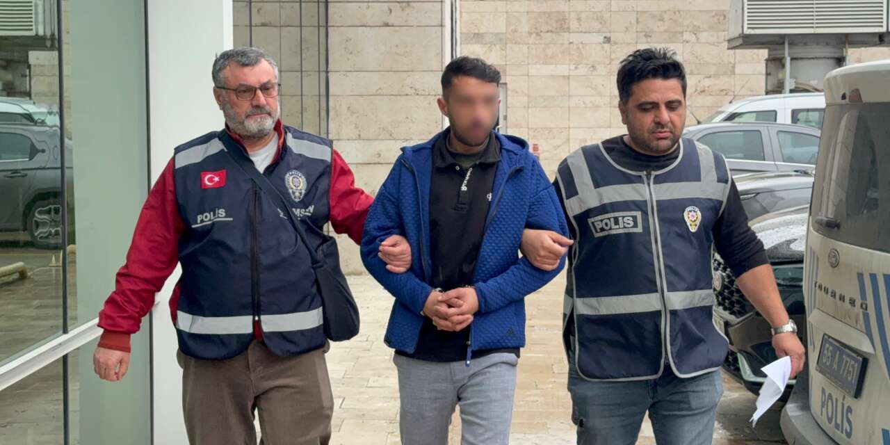 Kız kardeşinin boğazına kasap bıçağıyla dayandı