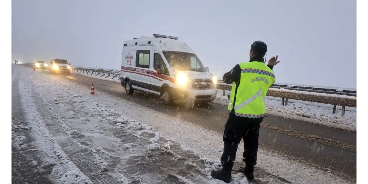 Kar yağışı kazaya neden oldu! TIR ve 3 otomobil çarpıştı