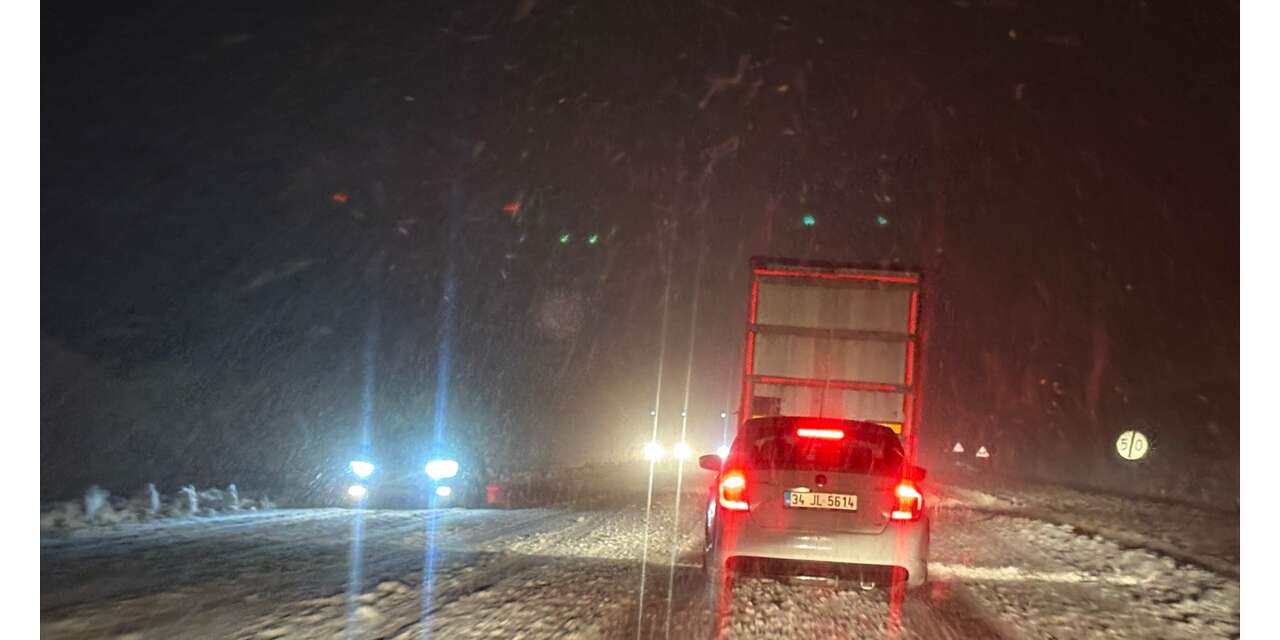 Bir ilimizde kar yolda ulaşımı aksatıyor