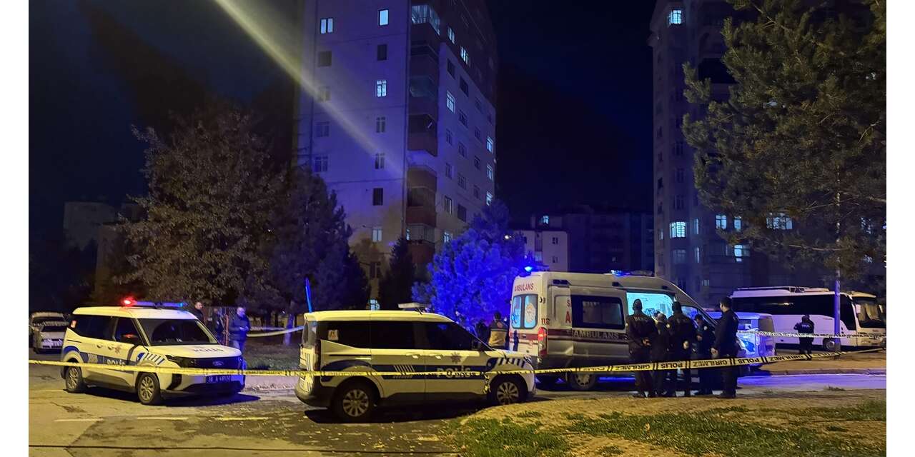 Boşanmak üzere olduğu kadını sokak ortasında öldürdü