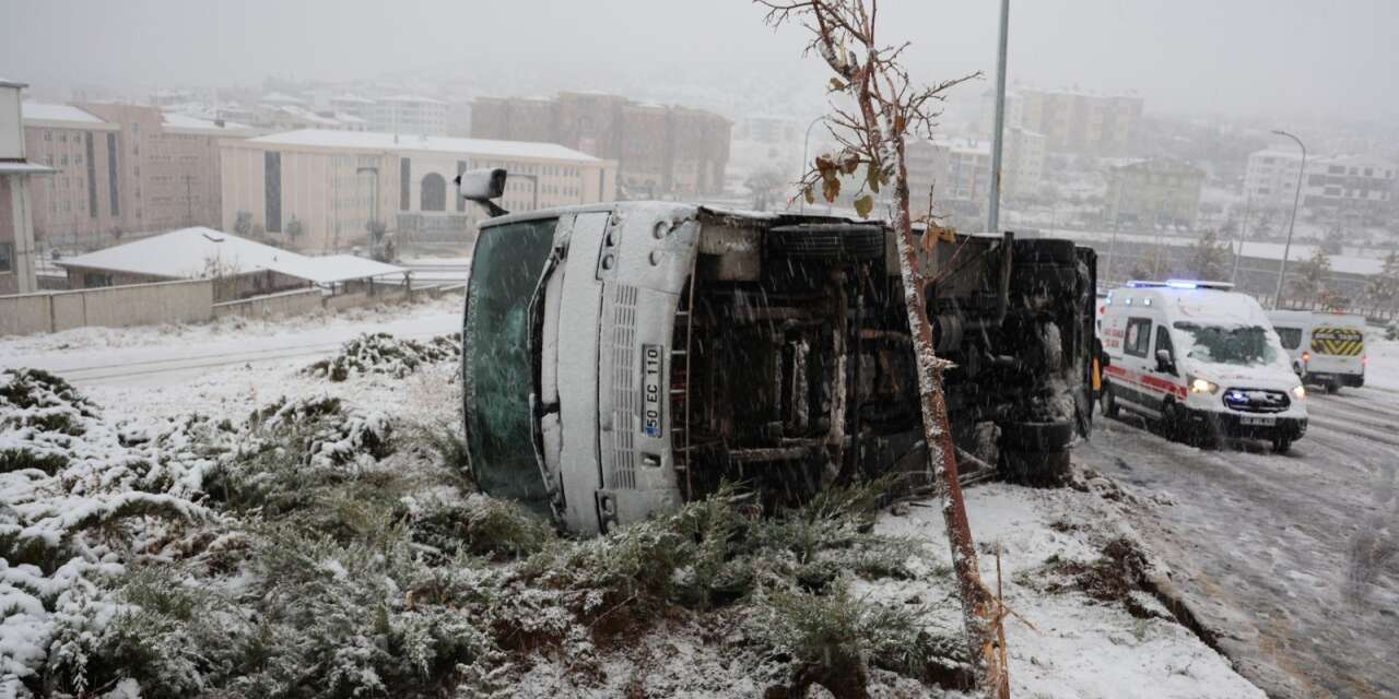 Servis takla attı! İşçi şemsiyeyle kendini korumaya çalıştı