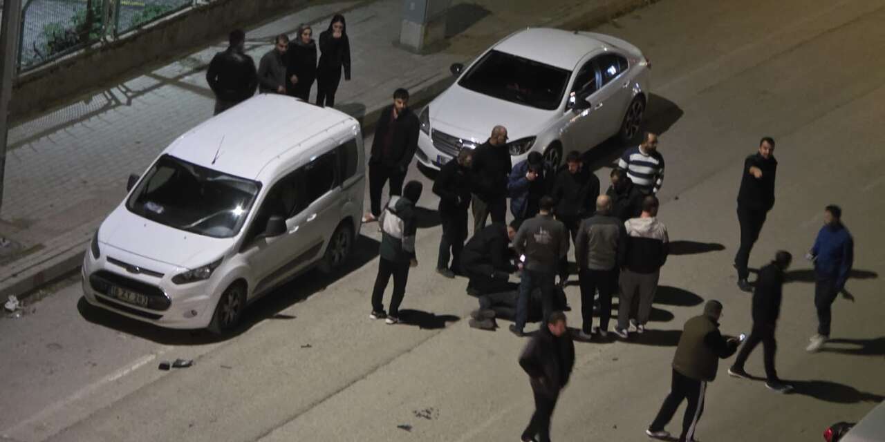 Bir çarpışma yetmedi! Motosiklet 3 araca birden vurdu