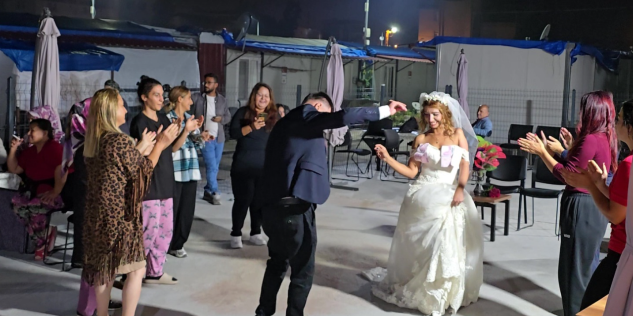 Enkazdan kurtuldu! Konteyner kentte hayata yeniden tutundu