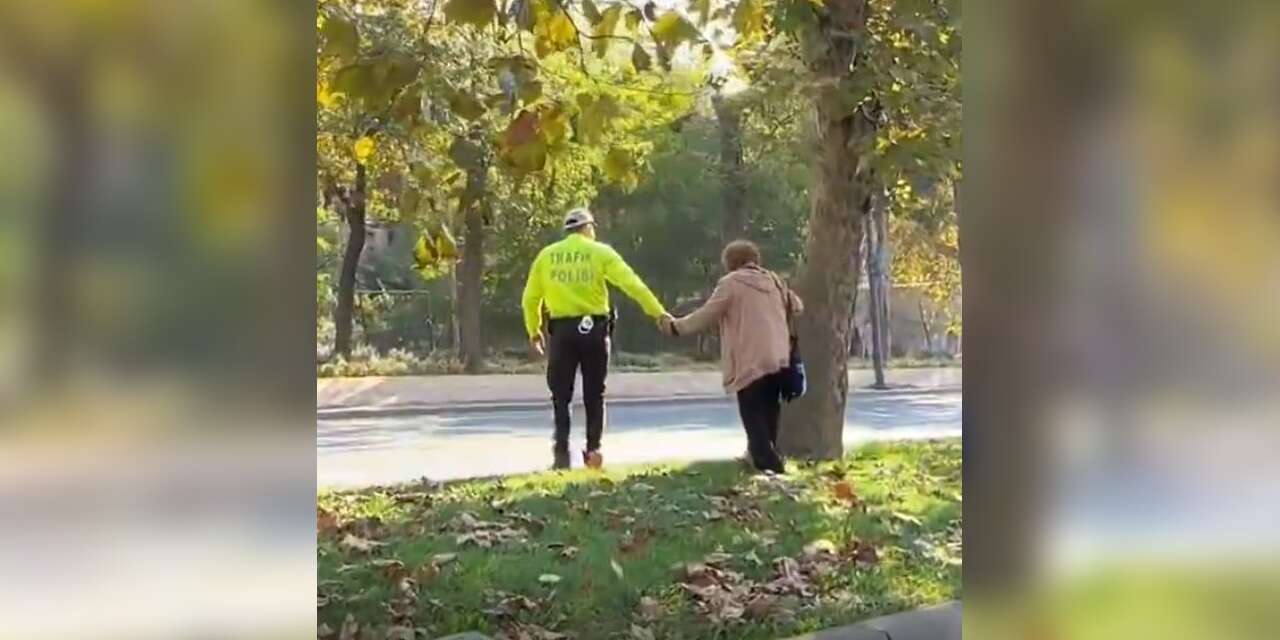 Bugünün güzel haberi! Trafik polisi gönülleri fethetti