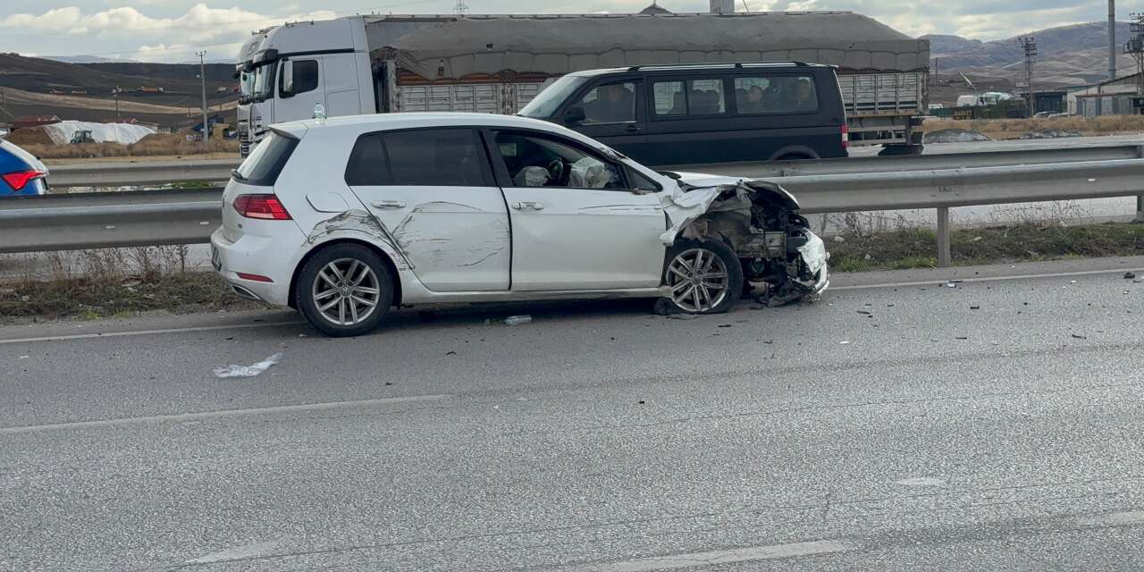 Karayolunda aracı sıkıştıran TIR’ın görüntüleri ortaya çıktı