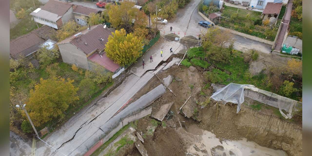 Okul inşaatının yanındaki yol çöktü
