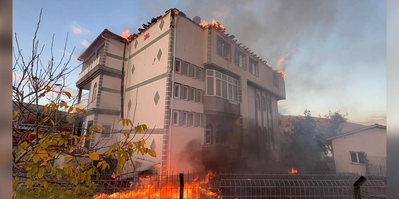 Konya’da 3 katlı bina alevlere teslim oldu