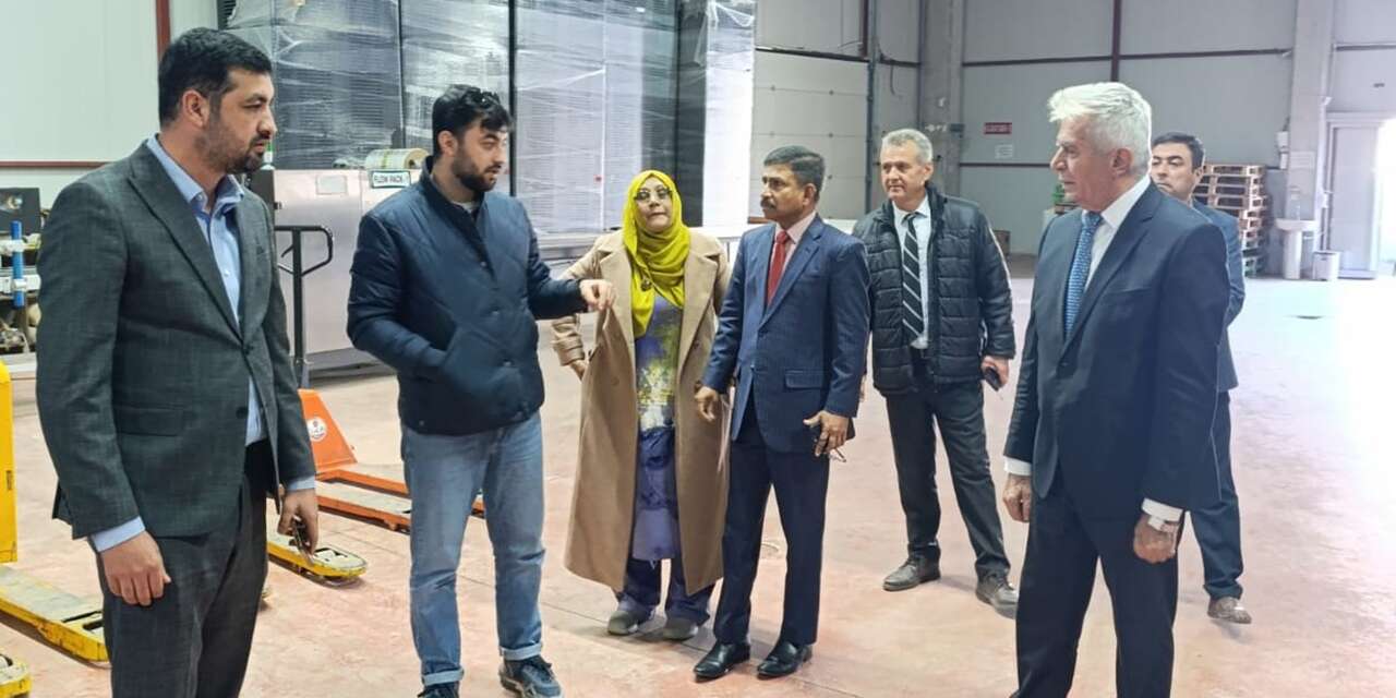 Konya’dan çilek gönderilen ülkenin büyükelçisi Hüyük’te