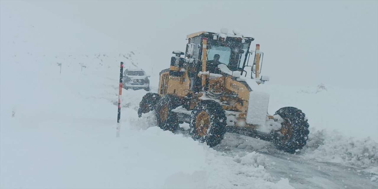 Kar yolları kapattı, ekipler çalışma yapıyor