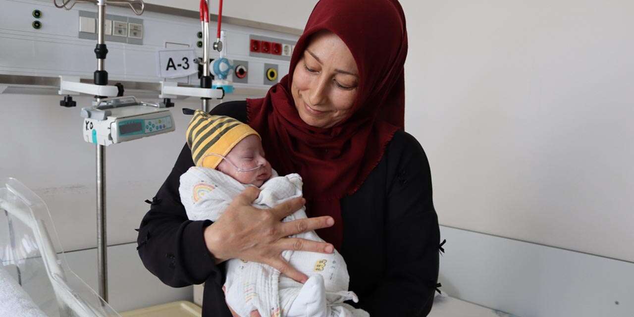 13 günlük bebek Konya’da hayata tutundu