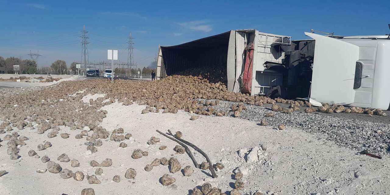 Konya’da pancar yüklü TIR devrildi! Sürücü hastaneye kaldırıldı