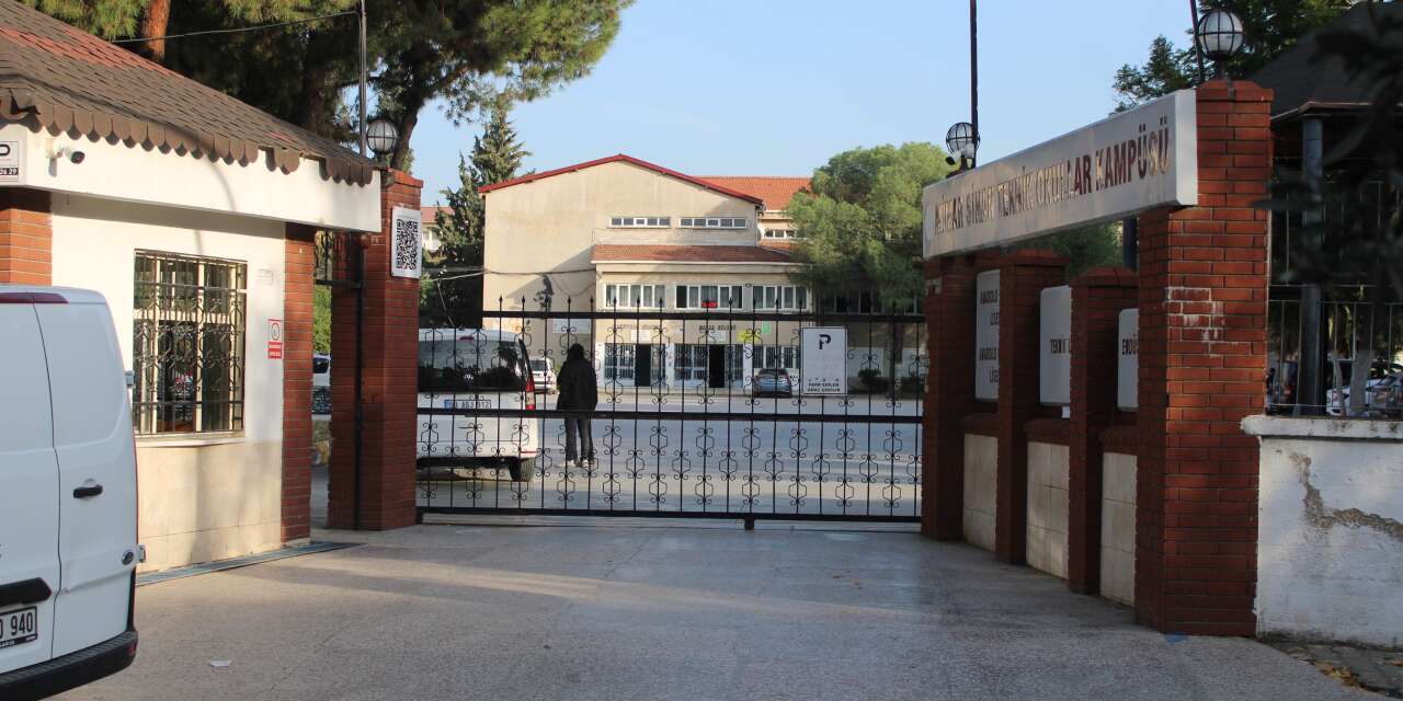 Lise önünde kanlı hesaplaşma! 2 öğrenci bıçaklandı