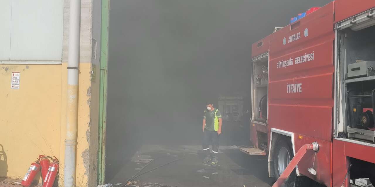 Geri dönüşüm fabrikasında yangın paniği