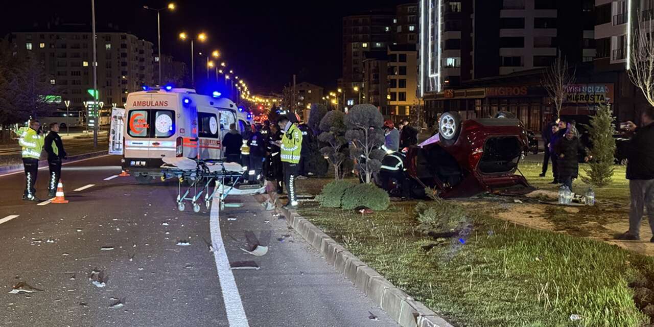 Trafik kitlendi! 4 kişi hastanelik oldu