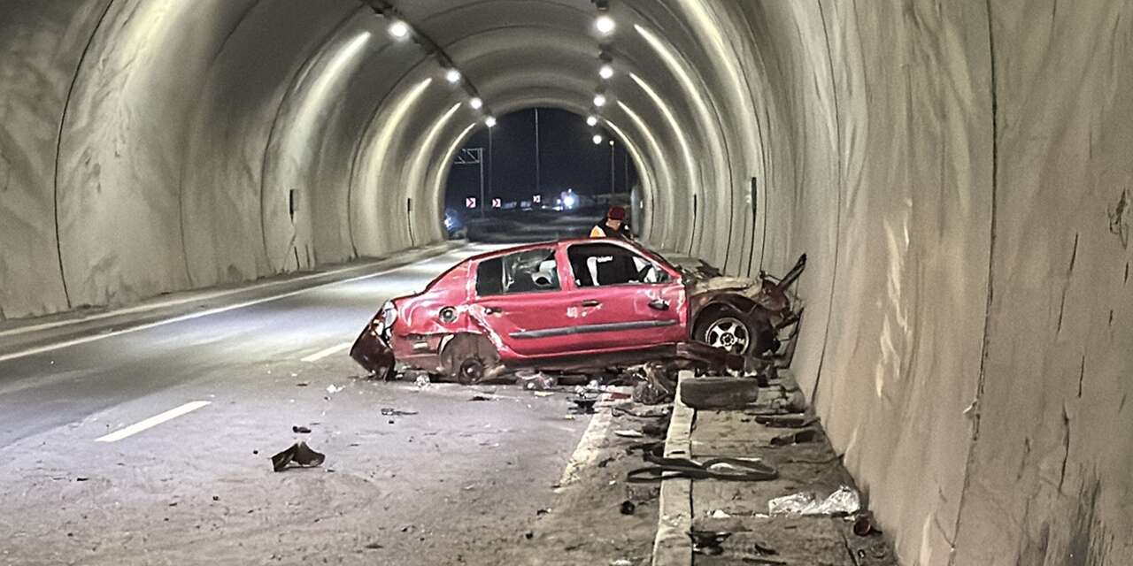 Kontrolden çıkan araç tünel duvarına saplandı! 2 kişinin durumu kritik