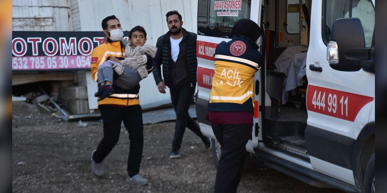 Apartman otoparkında yangın! 20 kişi hastanelik oldu