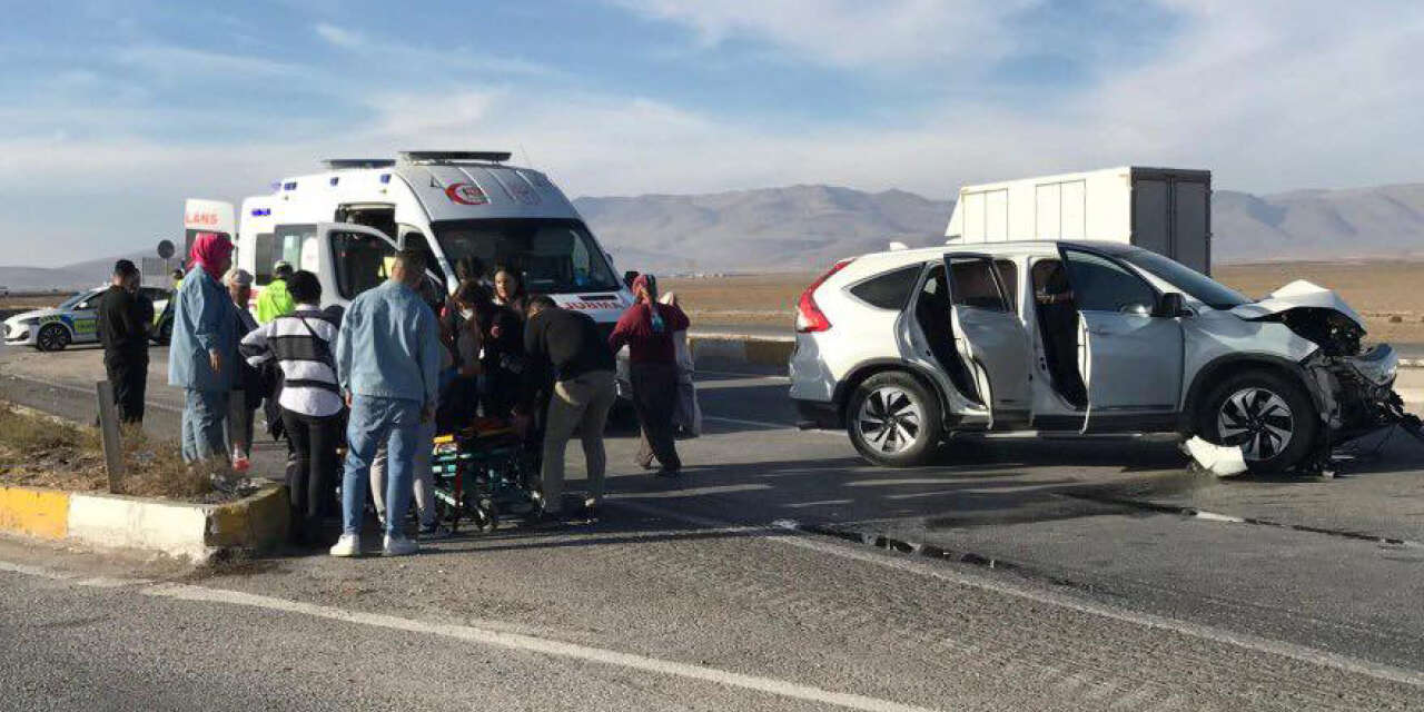 Konya’da kamyonet ciple çarpıştı! 7 yaralı var, 3’ü çocuk