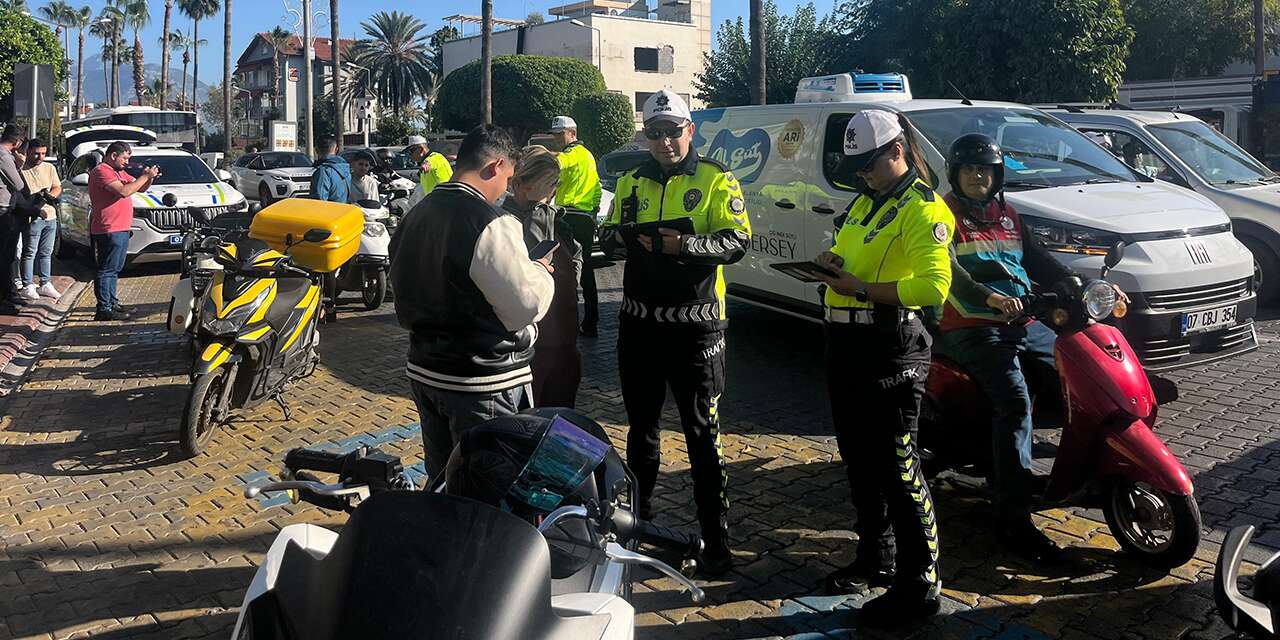 Trafik polisleri şaşırttı! Önce ceza kestiler, sonra hediye verdiler