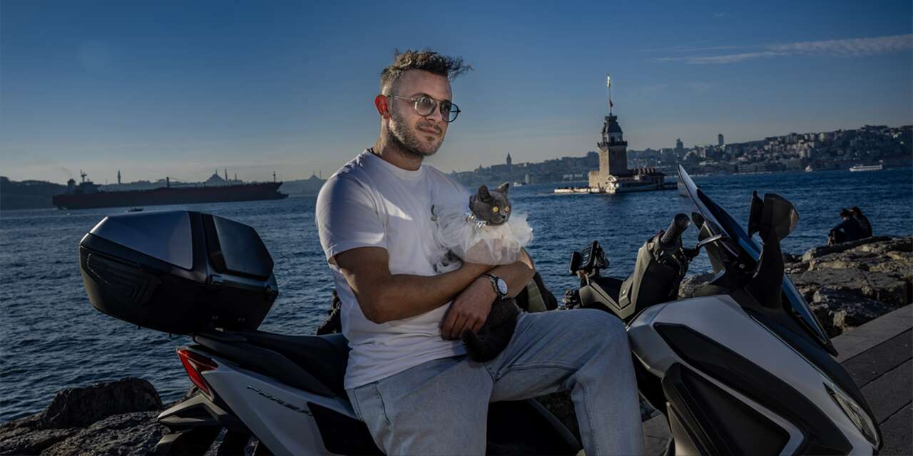 Motosikletli kedi Gofret, renkli kostümleriyle sosyal medyayı salladı