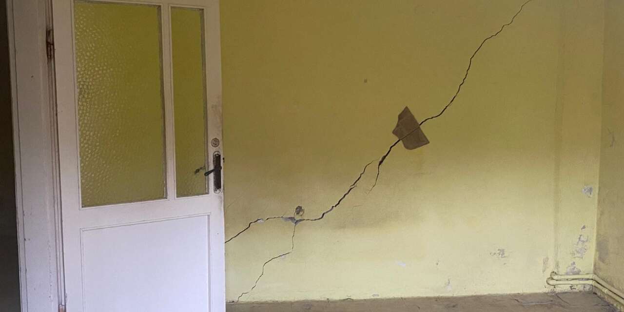 Ruhsatsız yapıda çatlak paniği! Üç katlı 2 bina boşaltıldı