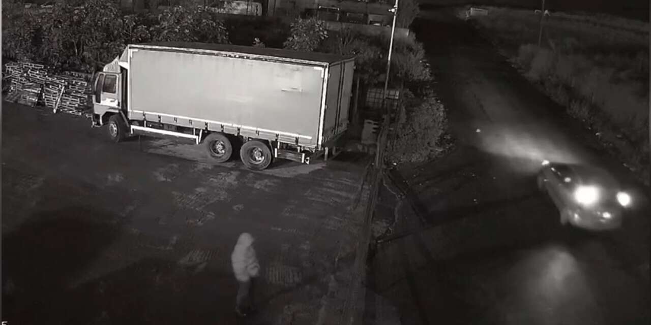 Borç için tutulan tetikçi fabrikayı kurşun yağmuruna tuttu! O anlar kamerada