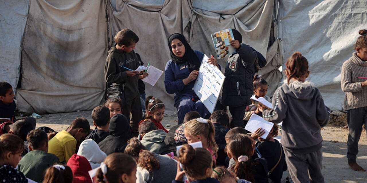 Yıkılan okulların ardından Gazze’de çadırdan sınıflar kuruldu